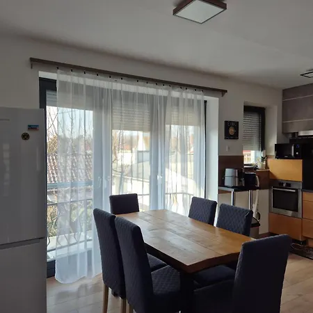 Toelgyes Apartmanhaz Apartment *